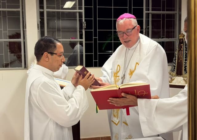 SEMINARISTA DA TEOLOGIA RECEBE INSTITUIÇÃO DOS MINISTÉRIOS DE ACOLITATO E LEITORATO